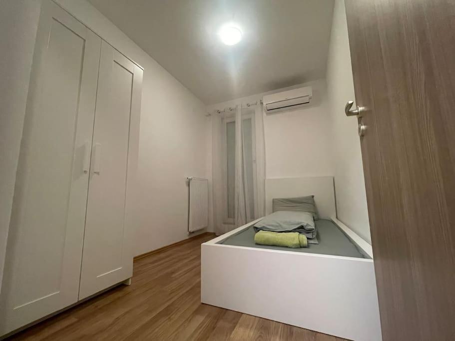 Zeenat With Balcony And Free Parking * Budapest