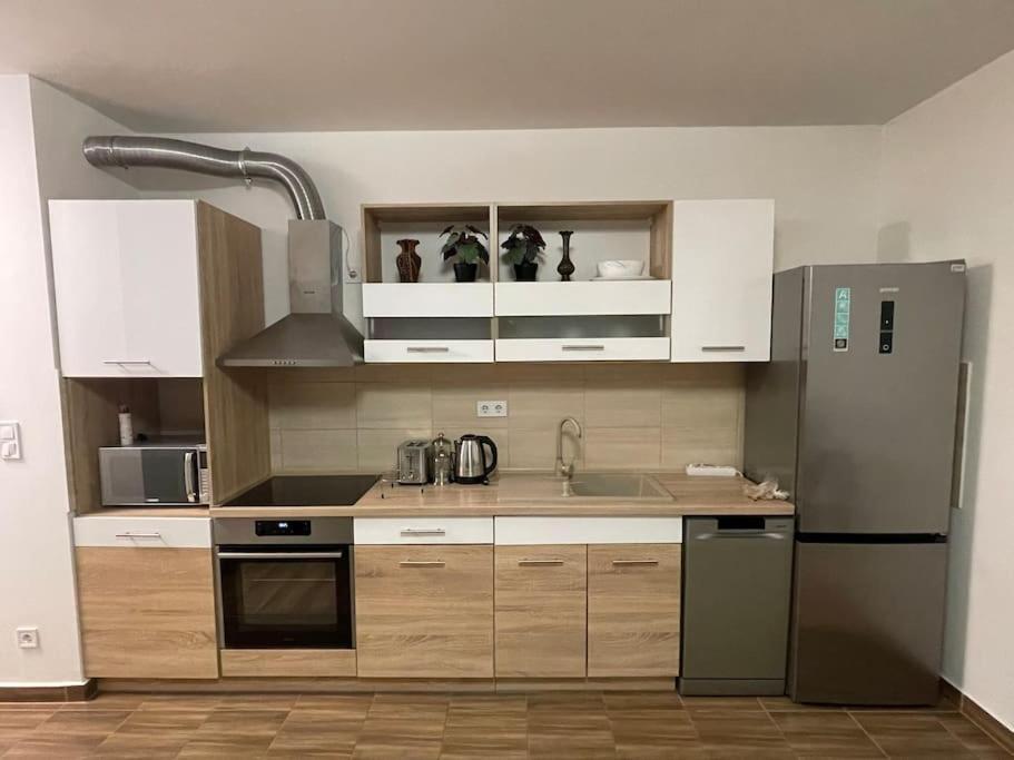 Zeenat With Balcony And Free Parking * Budapest