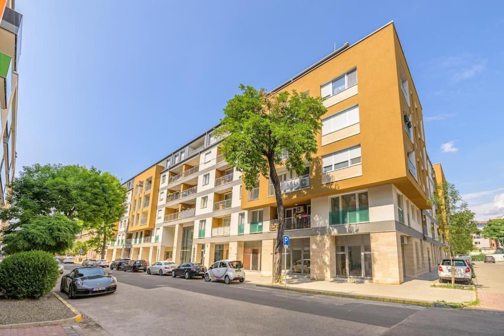 Zeenat With Balcony And Free Parking Apartment Budapest