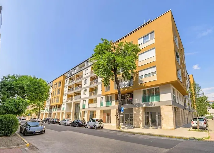 Zeenat Apartment With Balcony And Free Parking